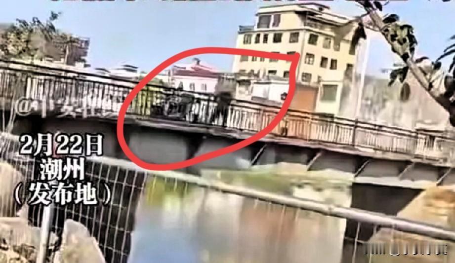 把自己孩子扔河里了，
广东潮州，一对夫妻带着自己两个孩子出来游玩，走到一座桥上夫