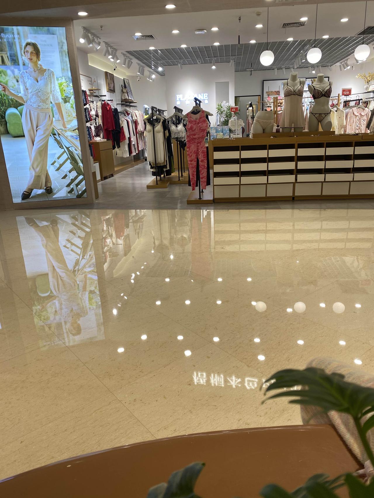 终于知道，为什么男人会流口水了！
一个男人可以去情趣店，
也可以去特殊场合找情人