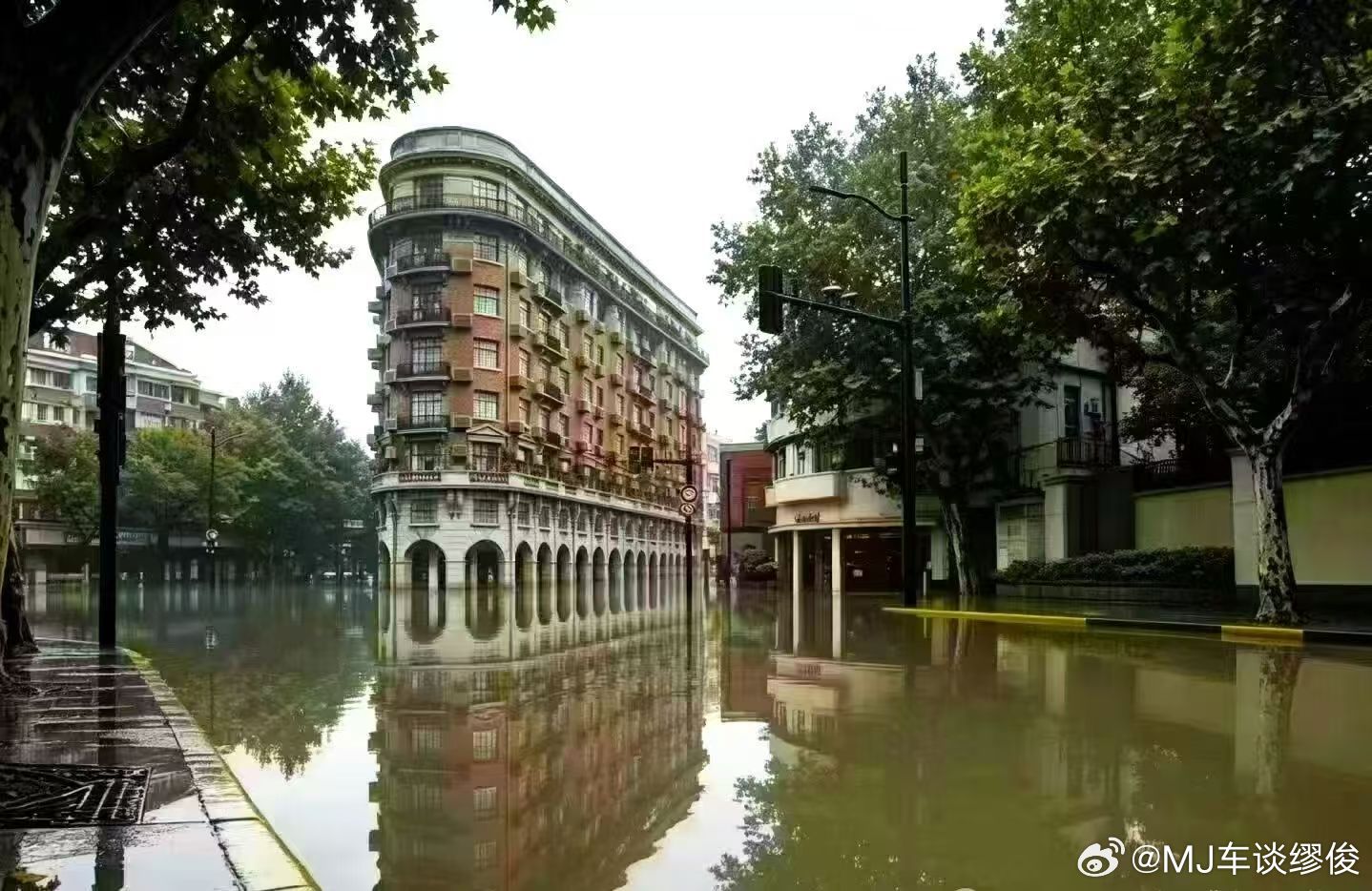 上海武康大楼真成船了这图是AI作品吧？看起来不像真的 
