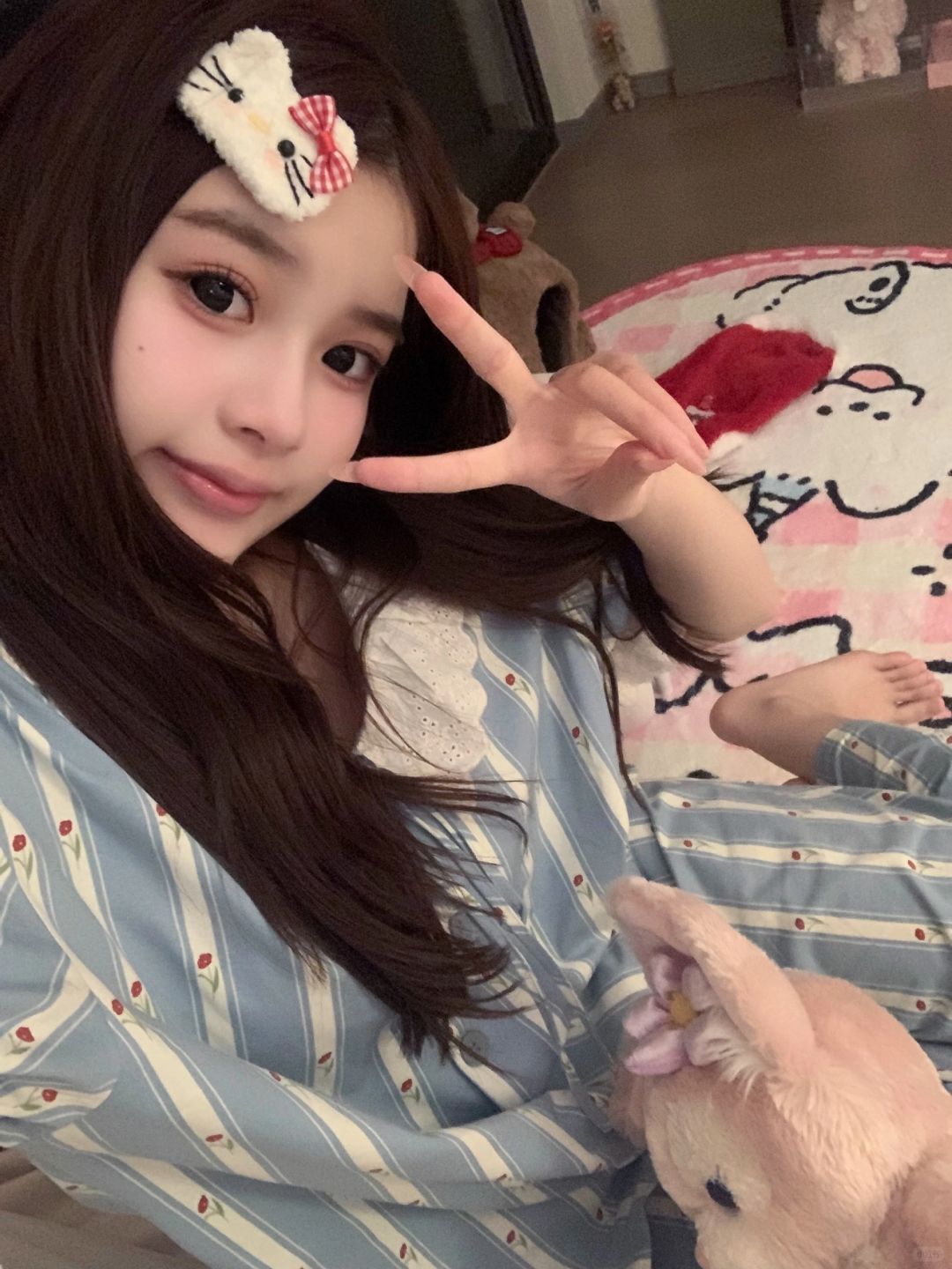 眼睛是一部相机 虚化了所有人 聚焦你