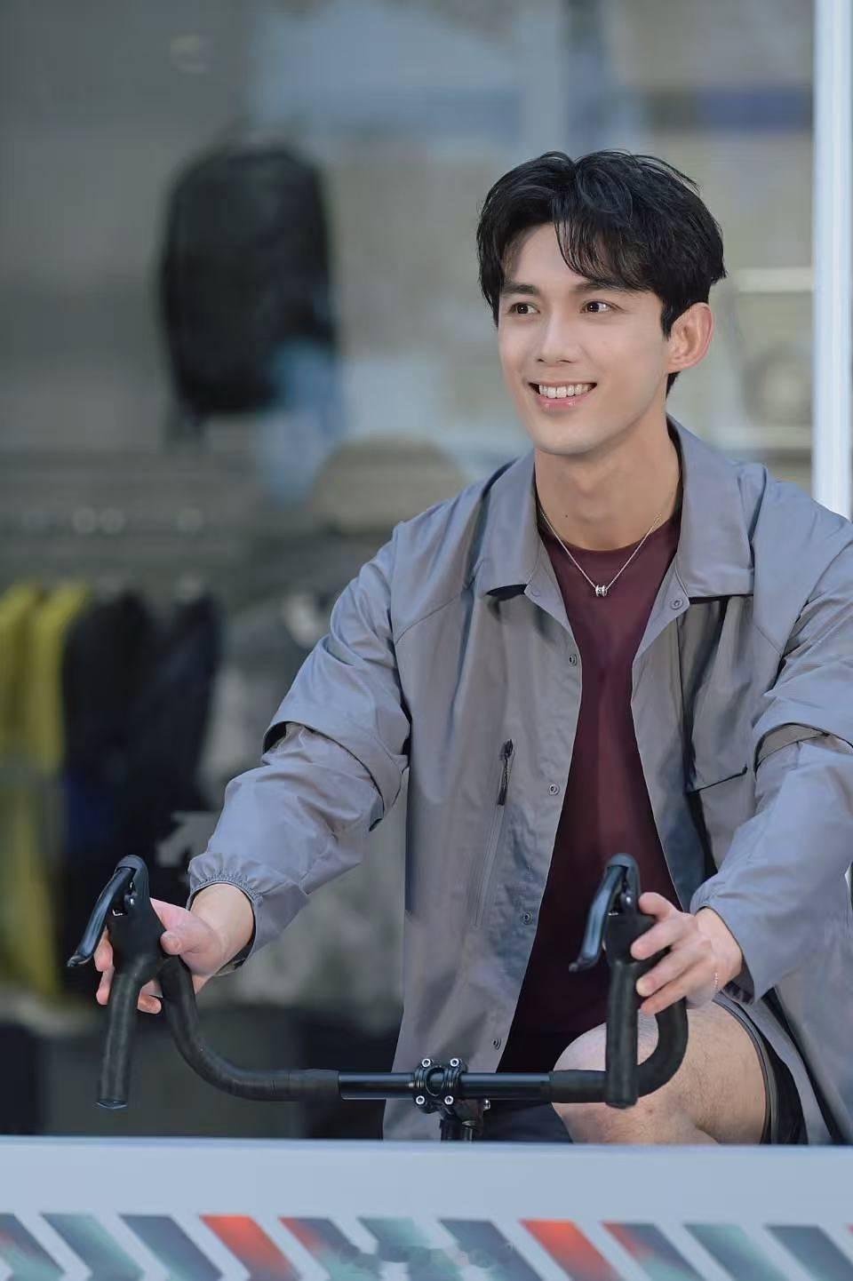 吴磊骑行社成团 同频骑行社在迪桑特深圳万象天地开业活动中亮相！身着BLEU休闲骑