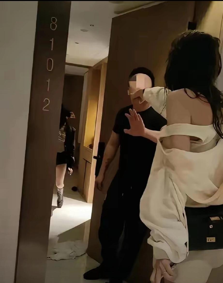 陕西渭南，女子出轨被丈夫捉奸在床，谁曾想当众被打了几耳光的女子，竟趁人不注意冲出