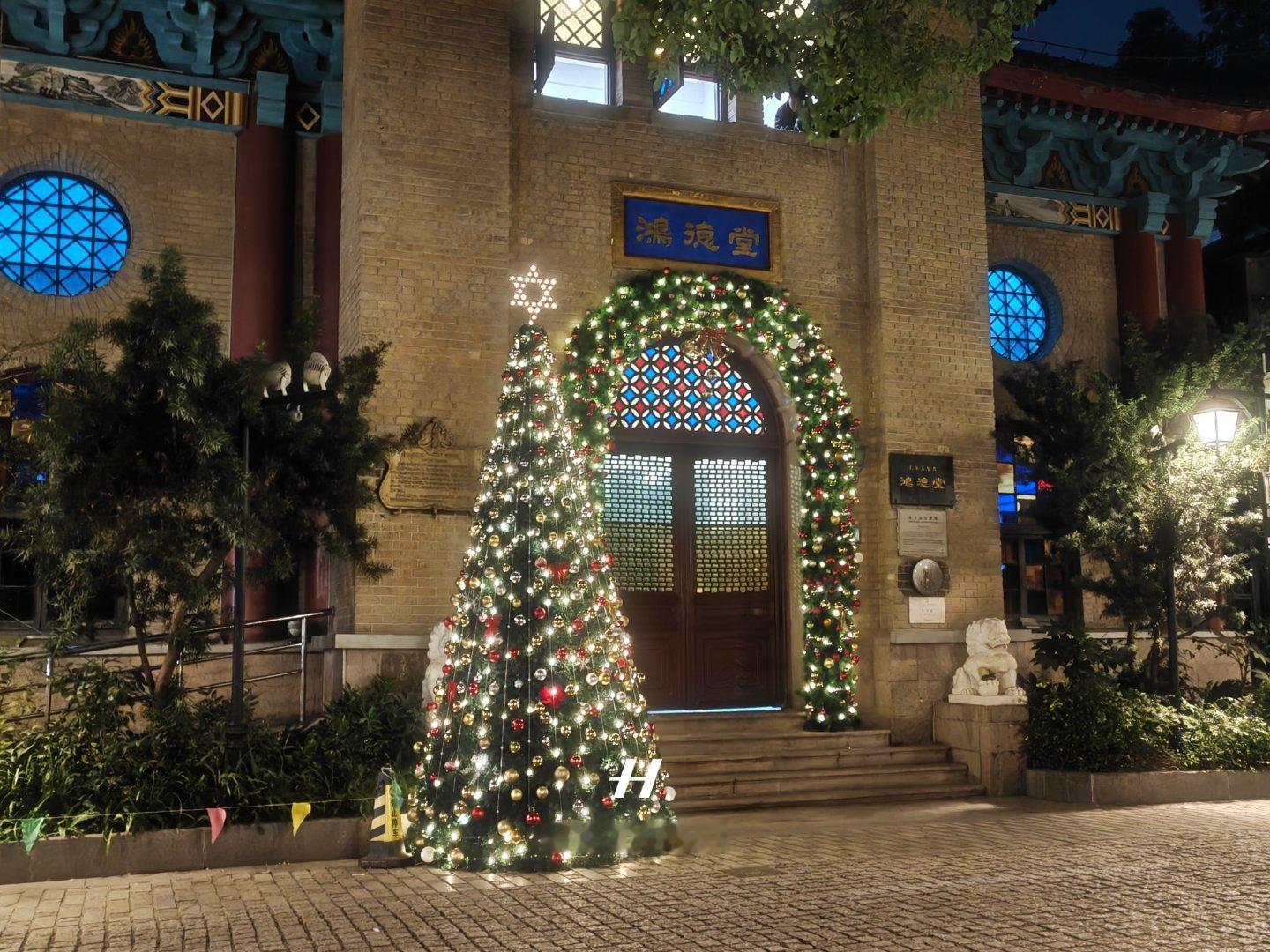 圣诞的气氛这就来了，上海我印象里是这种外国节氛围最足的。不知道北京、深圳、广州这