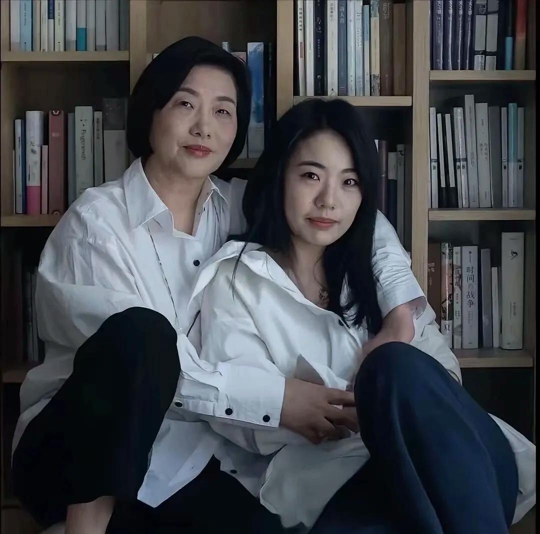 双向捆绑数十年，蒋方舟母女是共赢也是互相禁锢母亲尚爱兰把文学梦想寄托在女儿身上，
