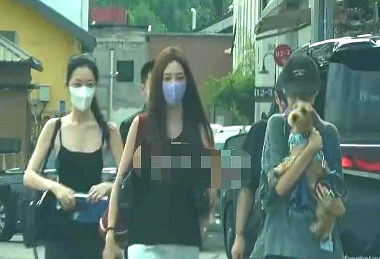 不到20岁的姑娘，往街头一站，身高直逼175，硬生生把旁边的窦靖童和宋妍霏衬出了