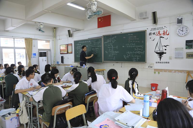 假如我是校长，不搞花架子，只狠抓三件实事。

第一，砍掉一半非教学任务。巡河、打