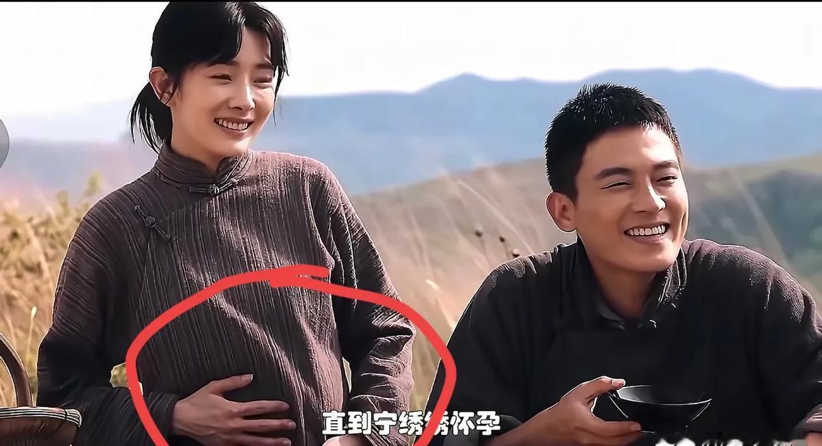 杨幂摸肚子，一秒出戏？

她摸得也太勤了，像打卡。

《生万物》里，杨幂演农妇宁