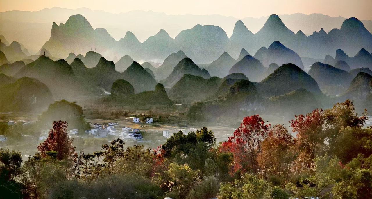 ✨群山像被黄昏揉碎的蓝墨，在天际晕出朦胧的画，村落是撒在画布上的星子，闪着治愈的