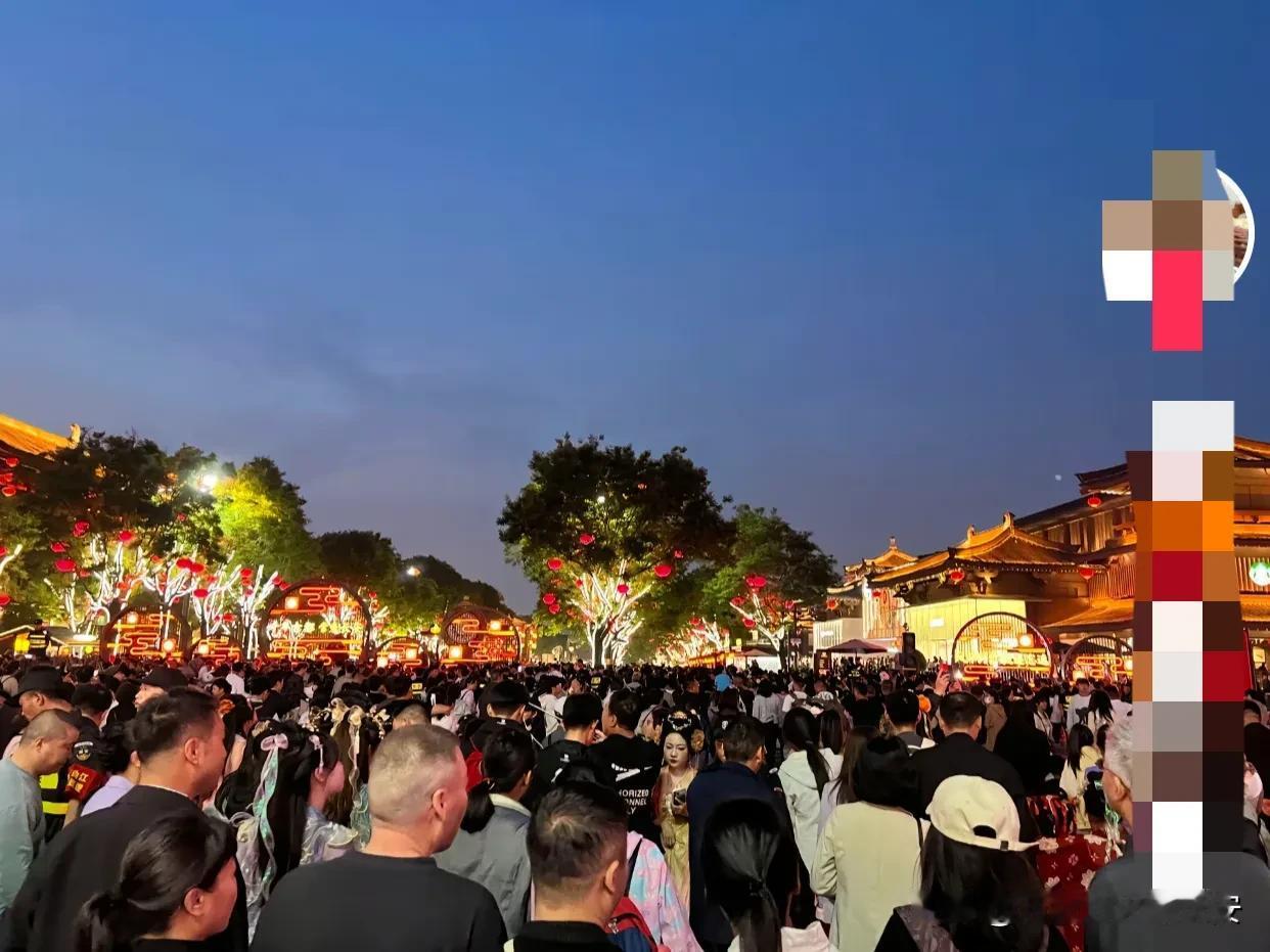 问大家一个问题，来西安旅游，尝试过穿汉服后，你们回到家，还会再穿吗？

看不少外