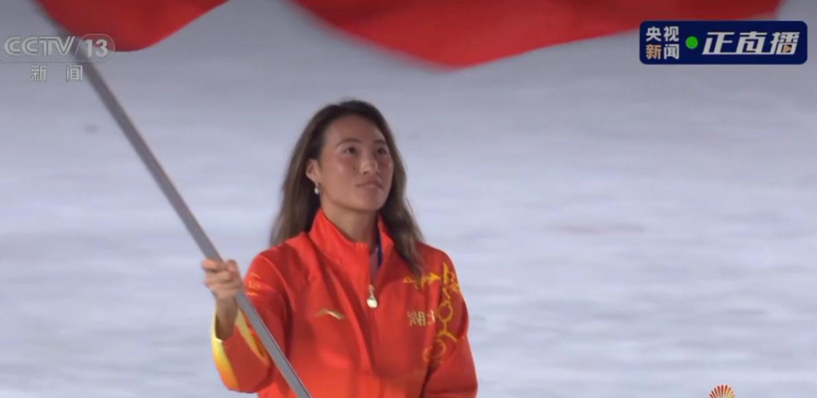 奥运冠军郑钦文，担当旗手
11月9日，十五运会开幕式在广东奥体中心举行。湖北代表