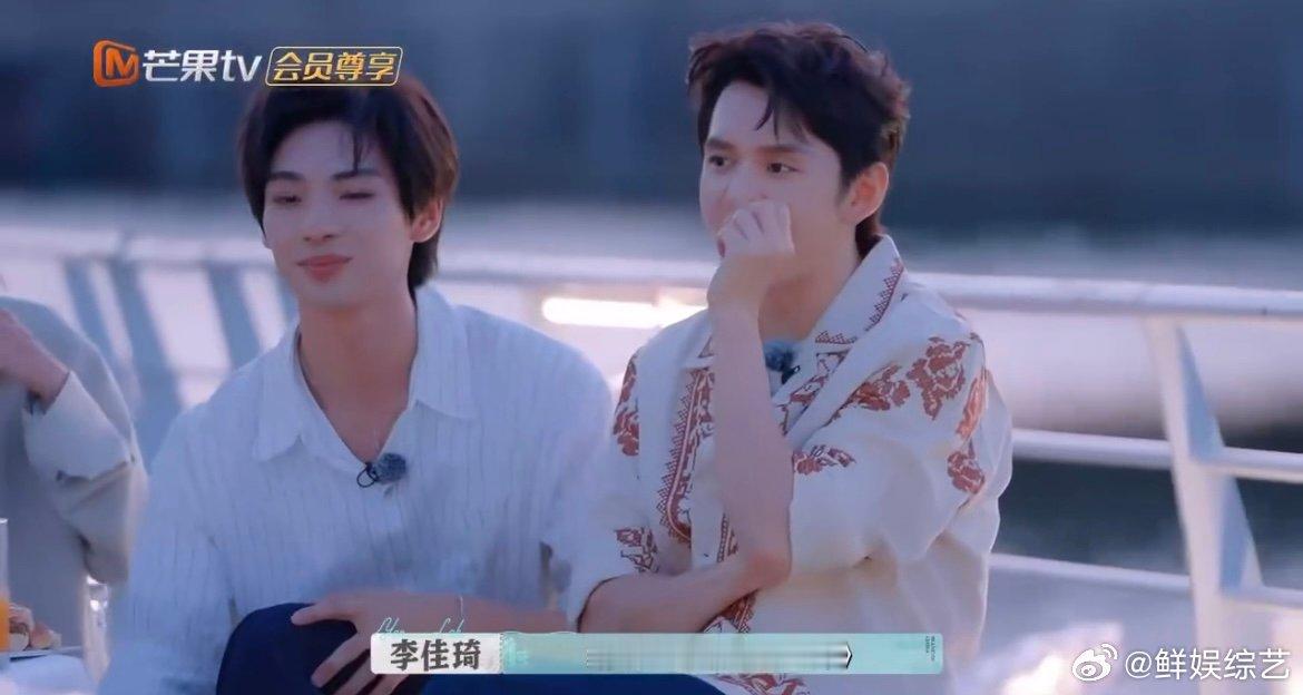 颜安塞纳河上跳火力全开 收官派对的惊喜暴击！颜安边唱边跳帅到犯规，动作干净有力、