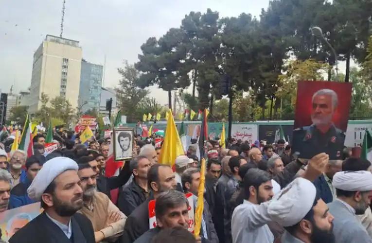 伊朗的经济困境对人民生活影响巨大。长期高通胀与货币贬值是主要难题，通胀多年维持在