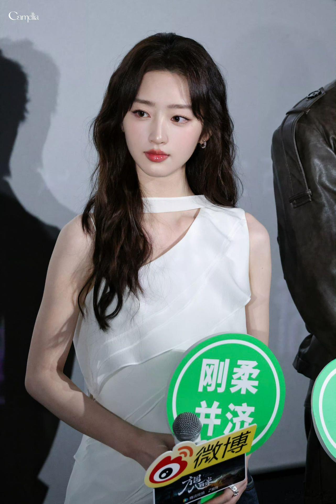 邓恩熙回应制片人评价邓恩熙真的很让大家喜欢，毕竟爱笑的女孩运气不会差的，方圆八百