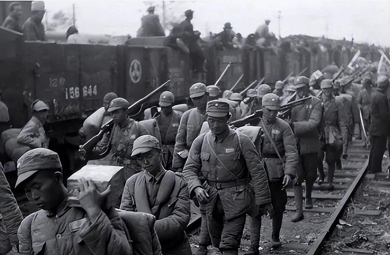 那是1948年夏天，我们桐柏军区的队伍开进武汉城。在接收一处敌军仓库时，战士们发