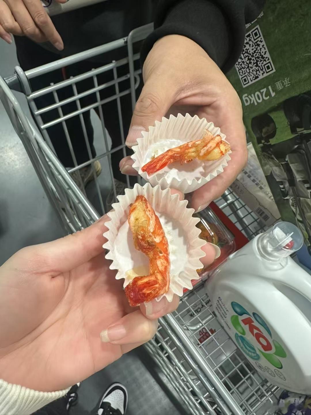 有虾有牛排有豆腐丝有坚果有零食有饮料有红酒 吃吃吃 第一次在山姆炫这么多✨✨ 