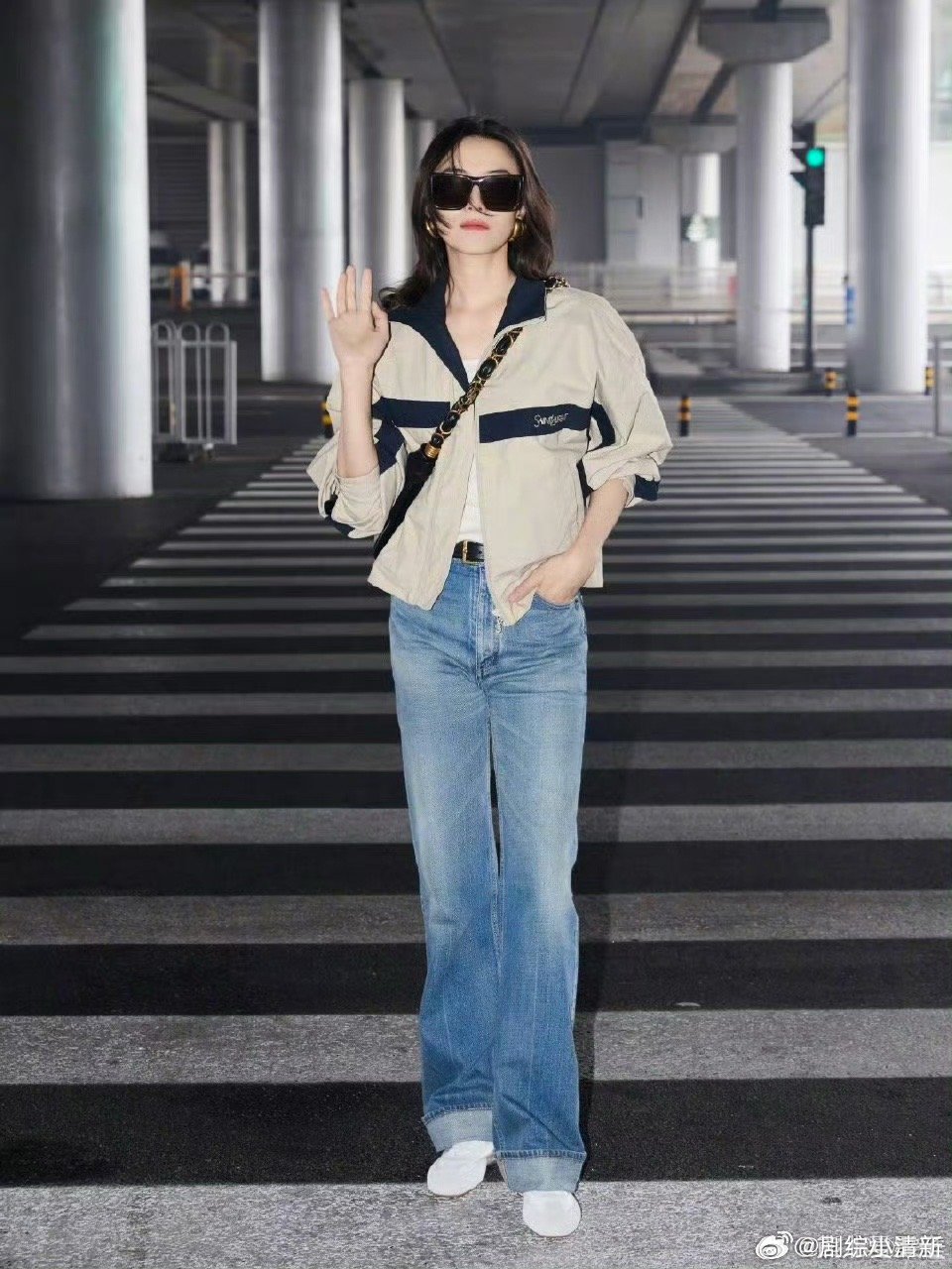 宋佳巴黎时装周出发路透 宋佳启程巴黎被偶遇，素颜也扛得住镜头，一路笑着跟粉丝打招