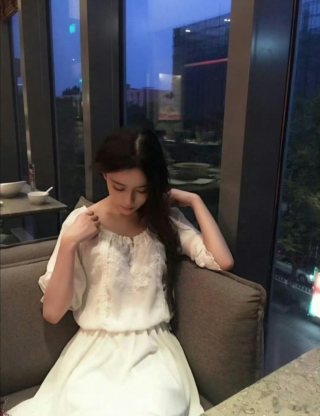 孟子义早期就是个大美女啊 大眼睛高鼻梁好羡慕 ​​​