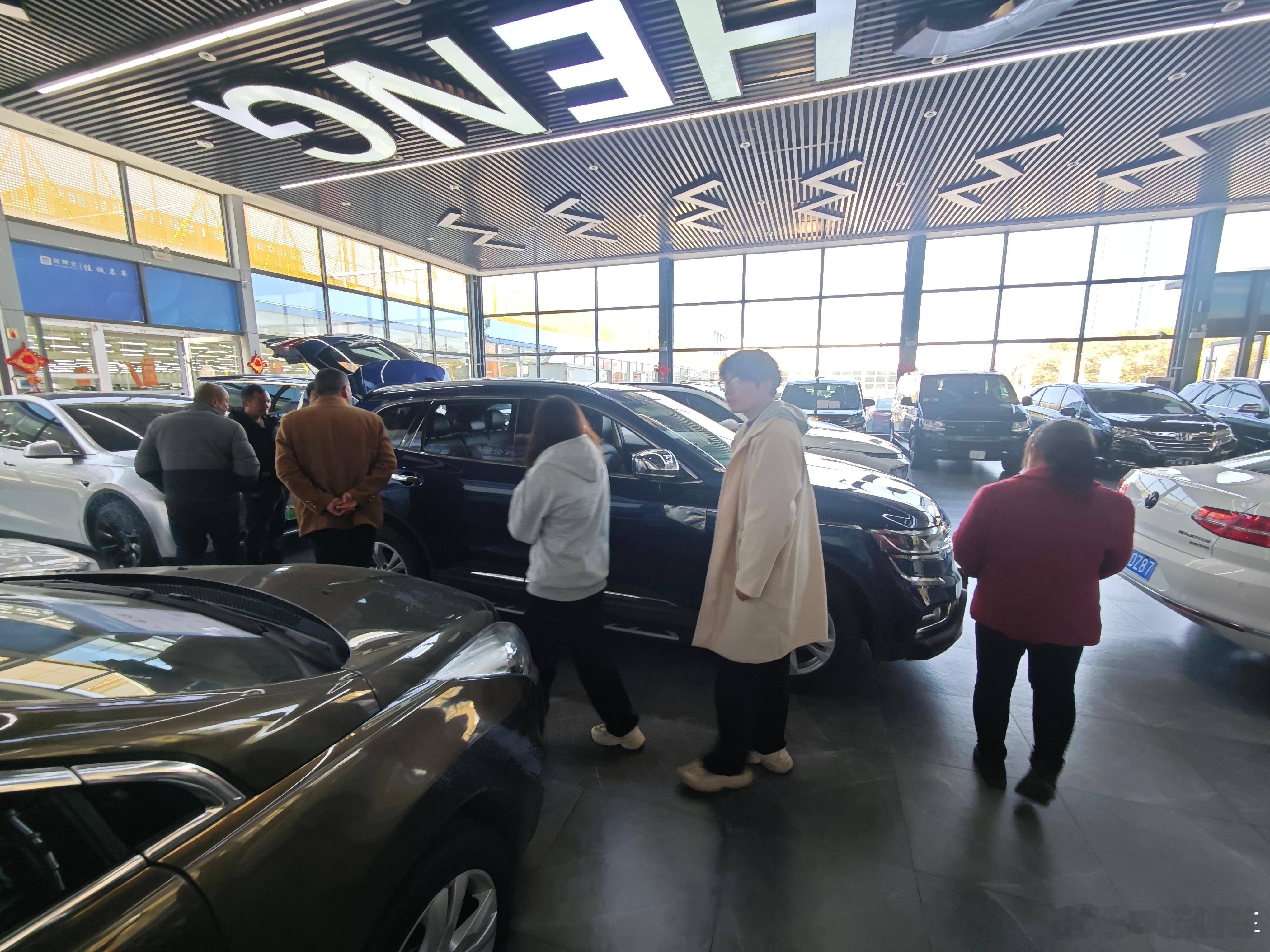 网友带他叔来看车 我靠 8个人 我都有点慌了 等下谈价格咋谈啊[doge]  