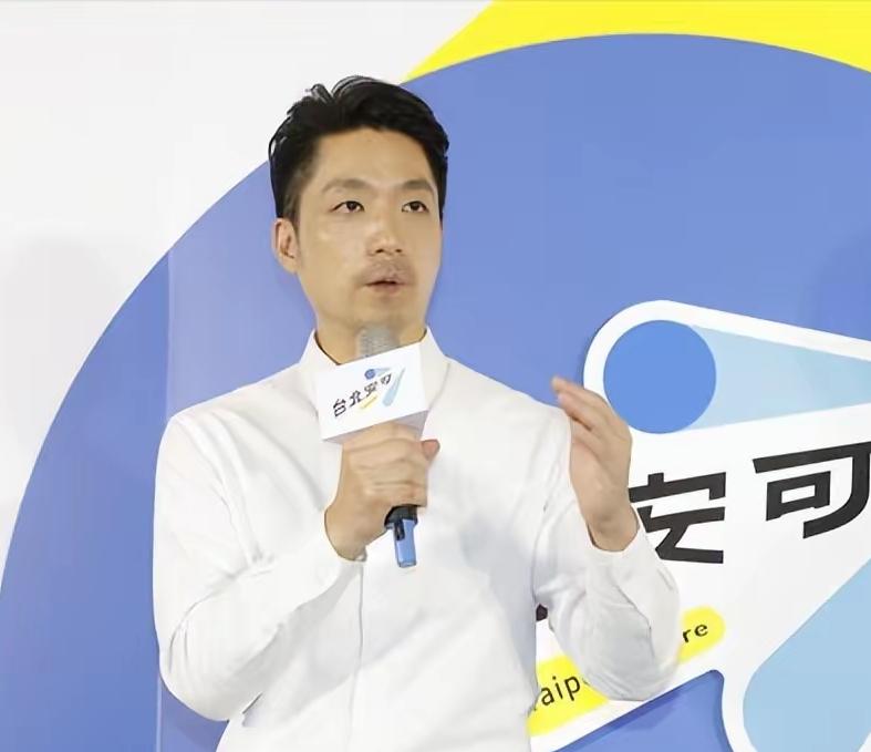 蒋万安对国民党来说依然是不可替代的存在！在10月16日的竞选总部成立大会上，党内