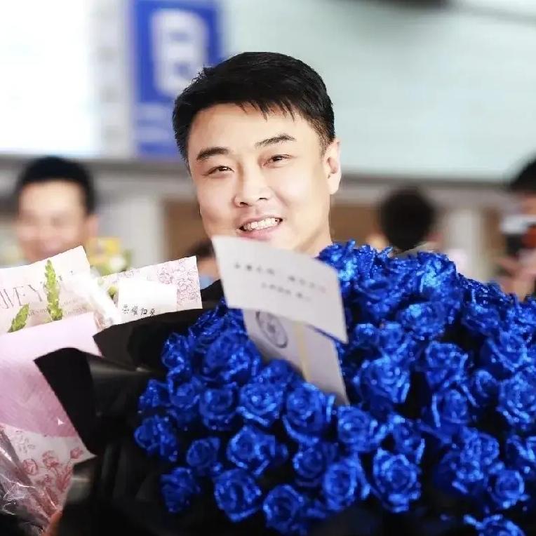 国乒包揽世乒赛双冠，凯旋回京。按理说，金牌不稀奇，可这次接机画面，硬是把网友看哭
