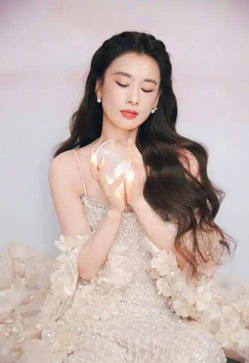 黄圣依离婚后首次带着小儿子安麟出镜，这段亲子vlog一经发布就收获了全网超百万点