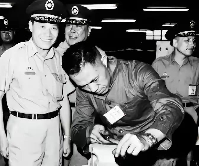 在被俘的国军将领中，周士瀛很走运，因为解放军宽宏大量给了他“投诚将领”的优待，还