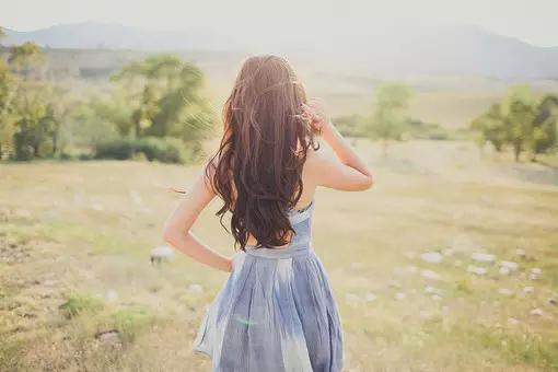 不用逼着自己“必须开心”，允许偶尔丧，就像允许天会下雨。然后找点能让自己“小投入