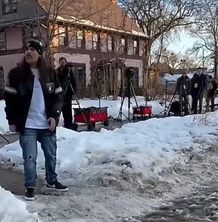 【美国男子号召民众持枪去白宫】

美国ICE当街射杀37岁母亲，明尼阿波利斯一男