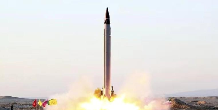 伊朗突然打了一波又一波导弹，美军F-18掉进印度洋，不是演习。

时间卡得很死：