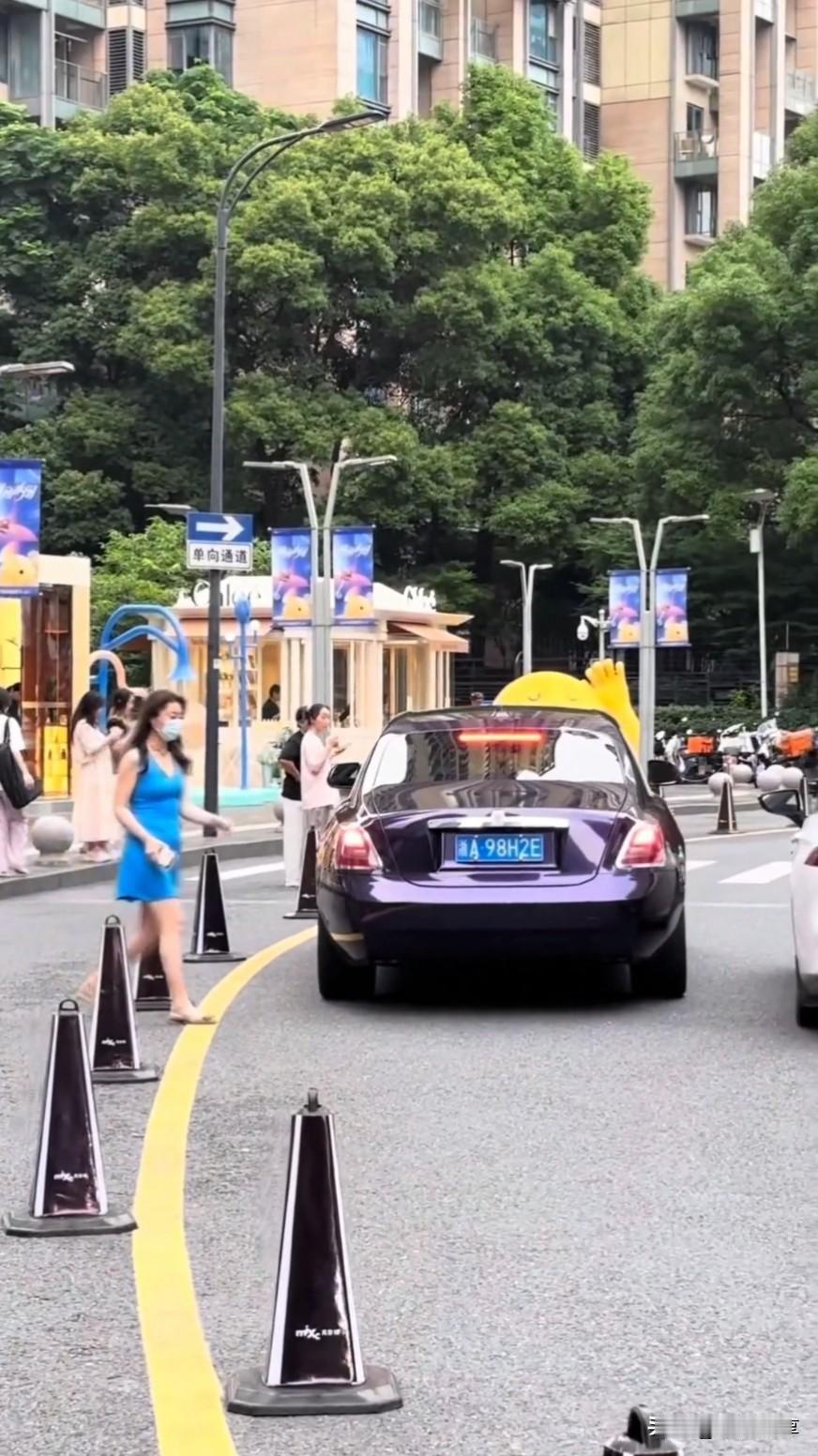 又见宗馥莉，还是一个人，独自漫步杭州街头。没有豪门千金的珠光宝气，只有那身蓝色的