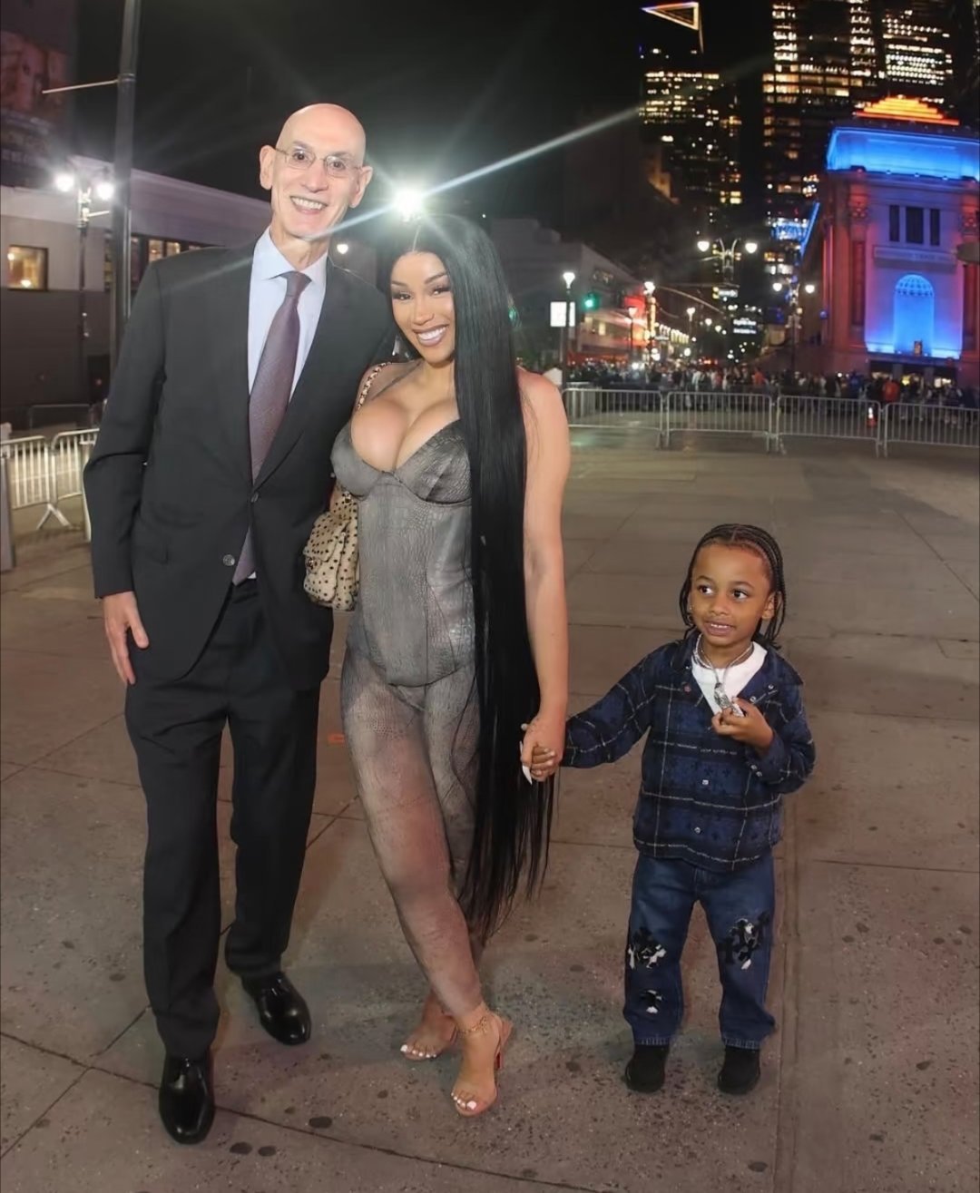 cardi b，老外好喜欢把屁股垫的超夸张，能顶起n瓶汽水