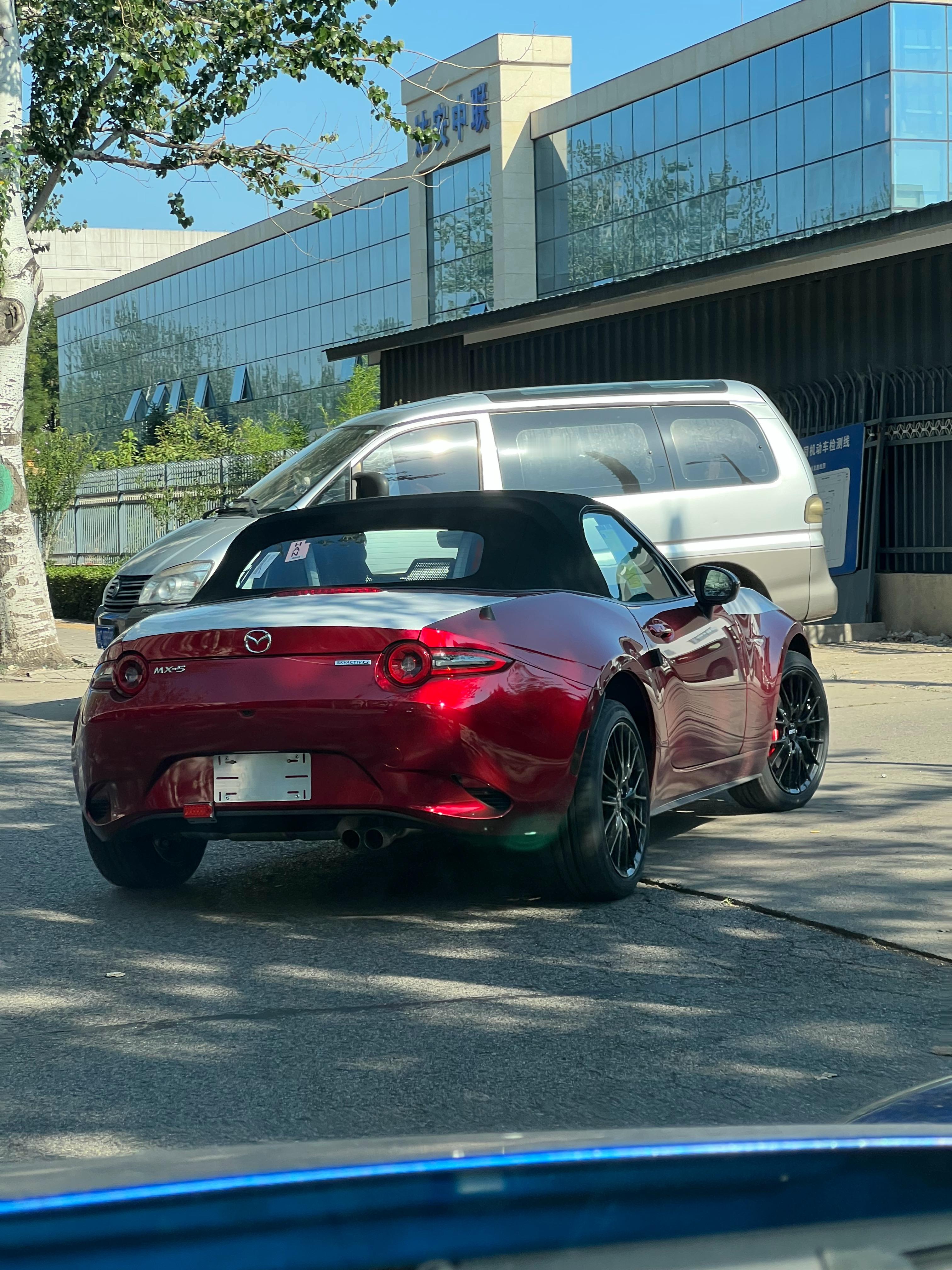 送两台小红车上检测线，下线后准备安排交付[耶][耶]不是百万豪车，不受影响  ​