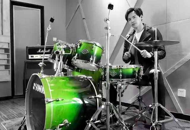 他不是只会演戏的演员，是会打鼓的爸爸。
那套TAMA鼓，2015年买来拍《芈月传