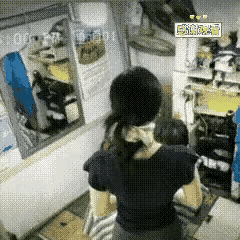 这家小店的女理发师技术精湛，深得一小伙子信赖，这不一个月都来理三次发了。理发时，