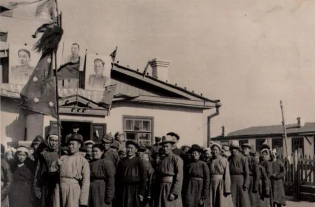 1935年12月末，蒙古国总理根登应邀到莫斯科参加宴会，三杯酒下肚，根登开始发疯