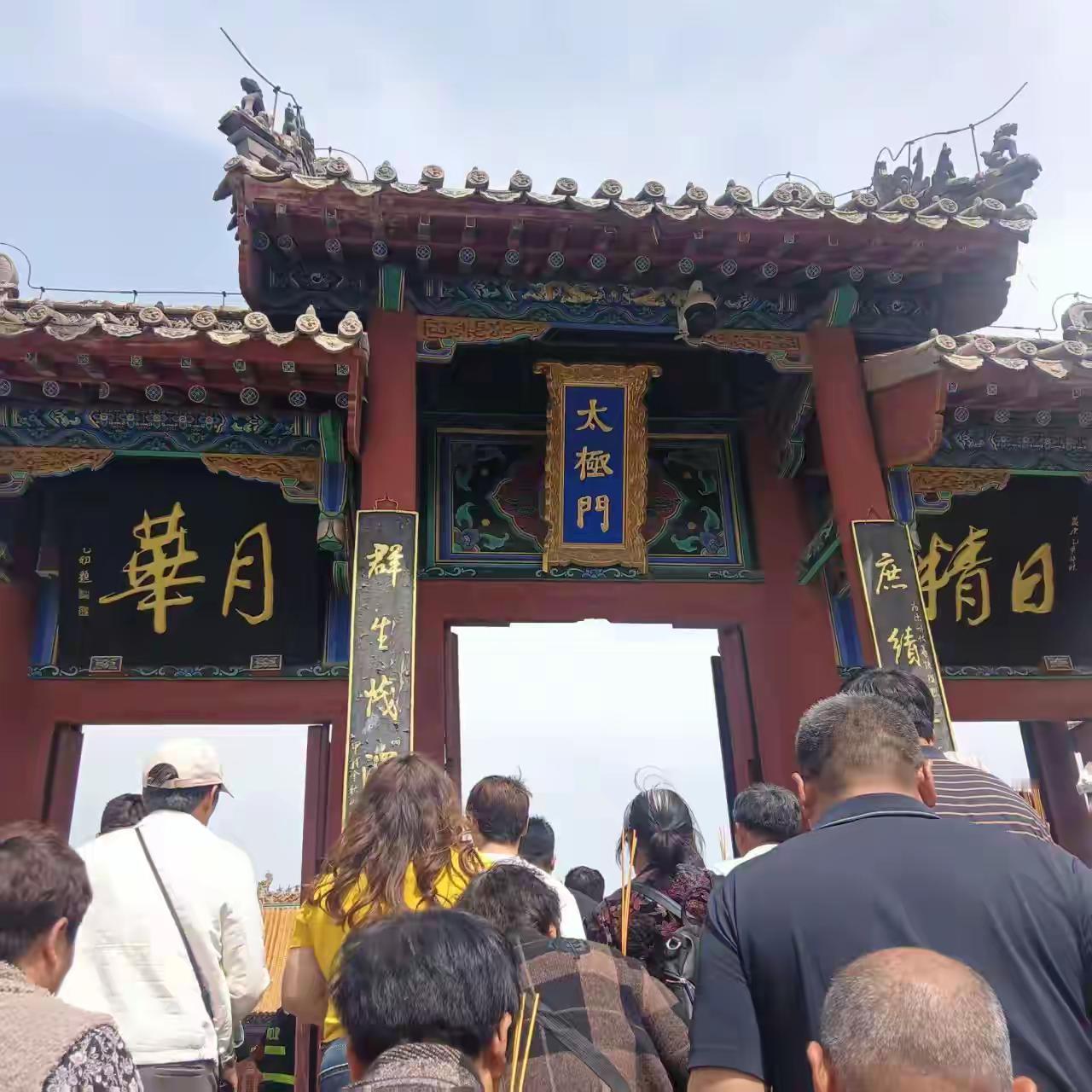 所谓的冷清，是把庙会期间的热闹稀释到了平时。