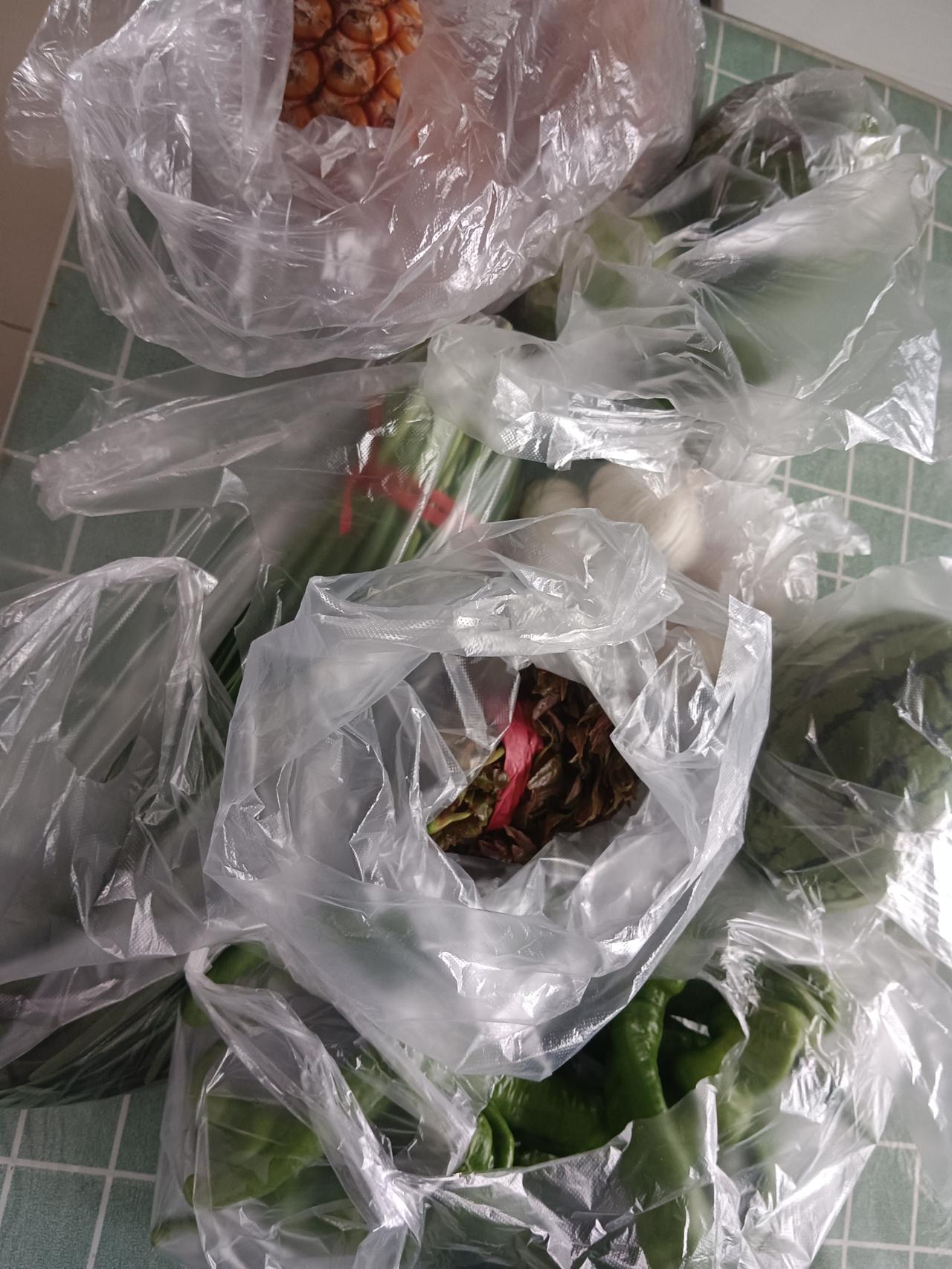早上，老伴又买回来一大堆水果蔬菜，有香椿、丝瓜、尖椒、油麦菜，还有菠萝、西瓜，看