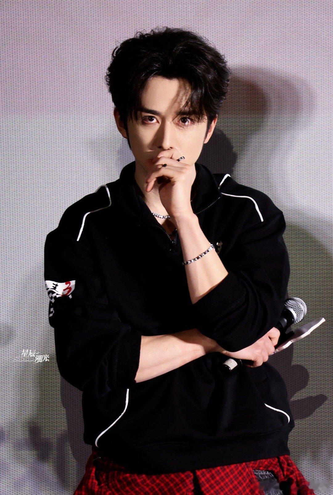 张新成飞驰人生3路演实时健身 张新成三亚路演现场随手健身，拉伸间手臂线条利落成型