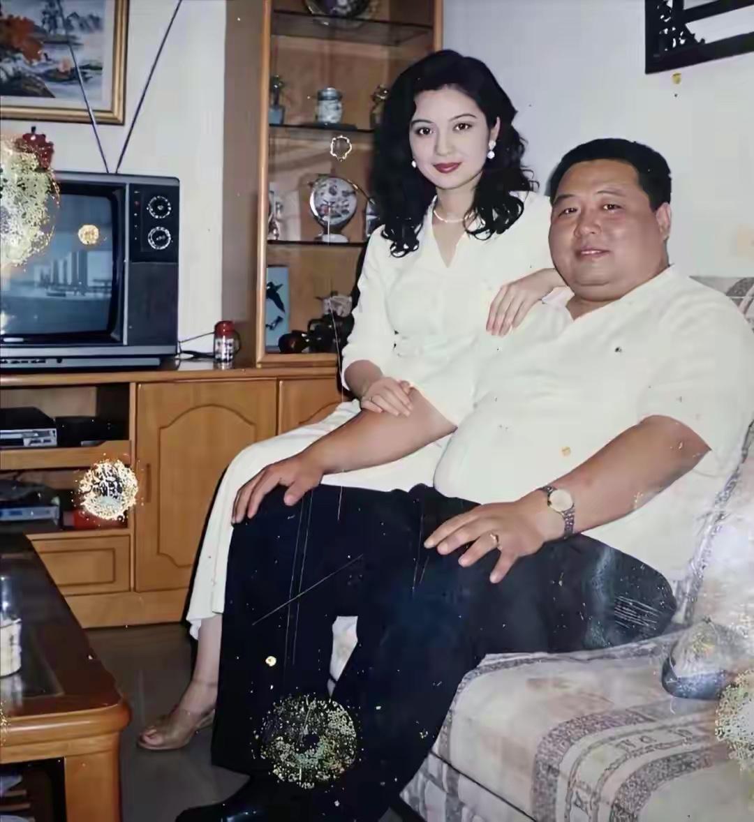 翻到20年前姑姑的照片，始终不明白姑姑是怎么看上姑父的。