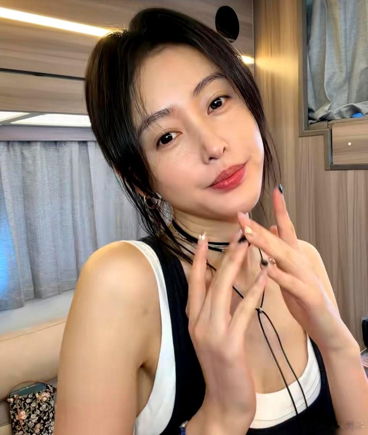 张天爱点开自己的素颜视频，估计自己都得恍惚一下。 评论区刷了几千条，一半在问：“