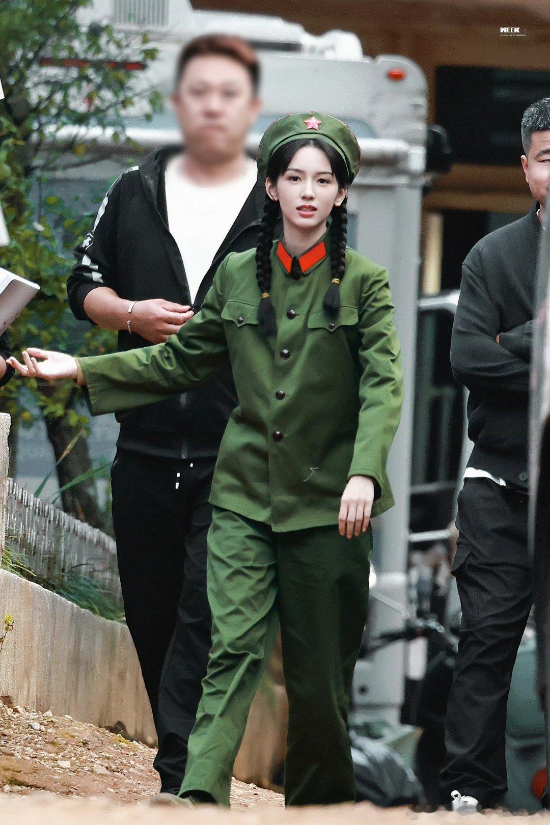 周也红舞鞋军装造型路透，扎双麻花辫的林雪帆🐰[相爱] ​​​