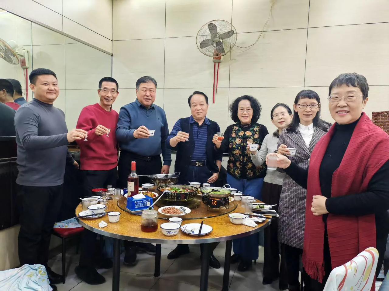 【在答谢宴上的致辞】
​       今天中午，召集诸位好友小聚，答谢大家去年以