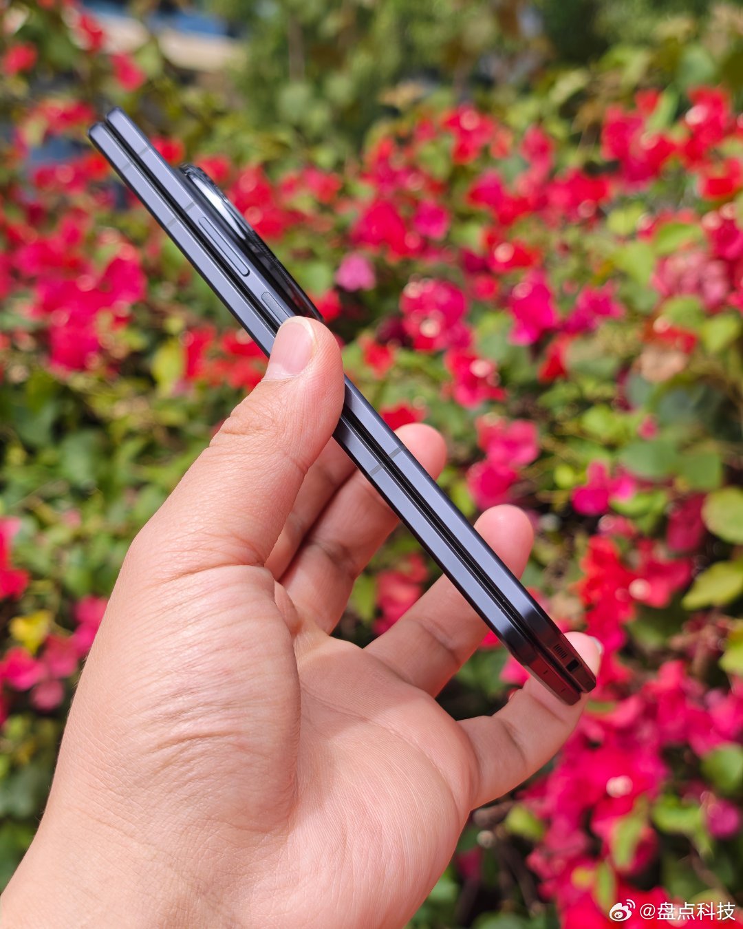 国产手机涨价2000元你们都说涨价然而前几天刚刚发布的荣耀Magic V6却加量