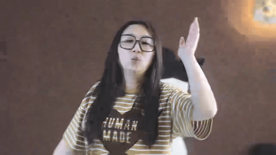 傅首尔微改小天才 傅首尔这微改太会了！换件衣服摘了眼镜，从日常感一下穿出利落劲儿