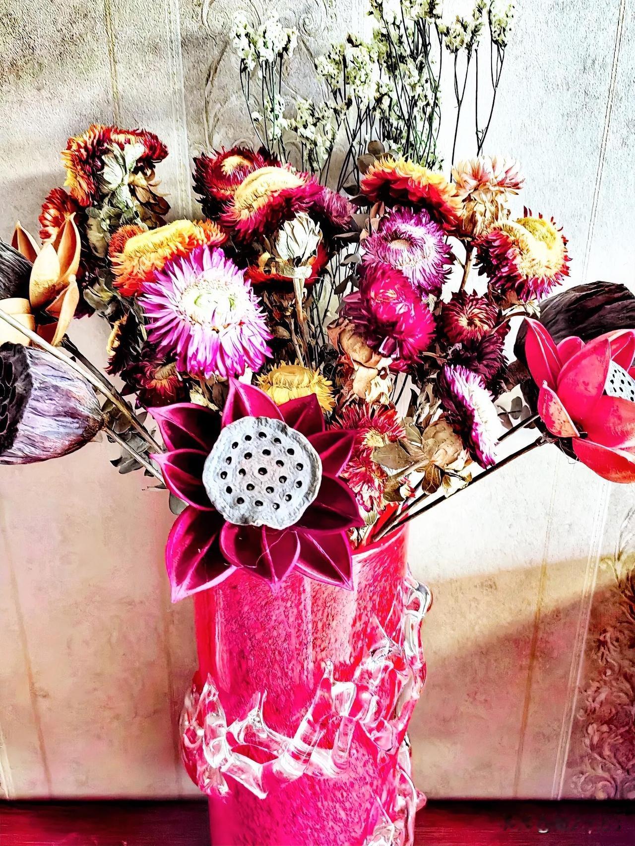 在多多买了小雏菊，

为冬日添加些色彩。

美丽漂亮的颜色，

淡雅清香的味道，