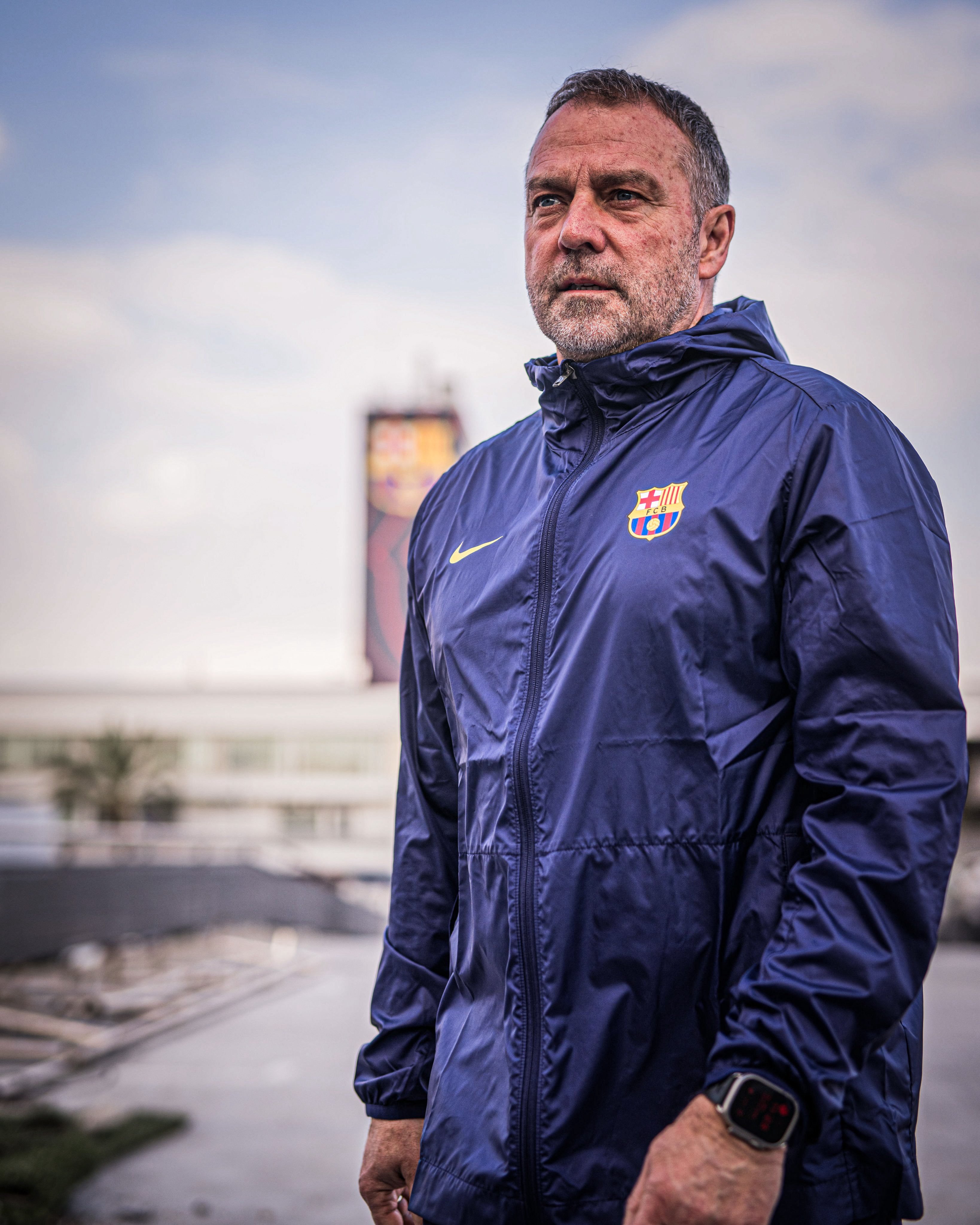 世体： 弗里克告诉球员们，他们必须把明天的比赛当作两场比赛来对待——上下半场各一