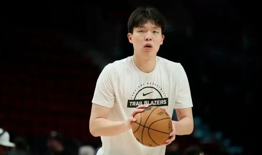 抓住机会！杨瀚森第四节登场盘活球队，助开拓者击败勇士NBA季前赛开拓者对阵勇士的
