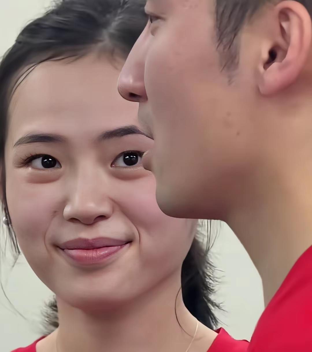 牛哥牛嫂全锦赛太抢镜了[比心]
混双赛程，牛冠凯夫妻档组合混双。夫妻二人，老公帅