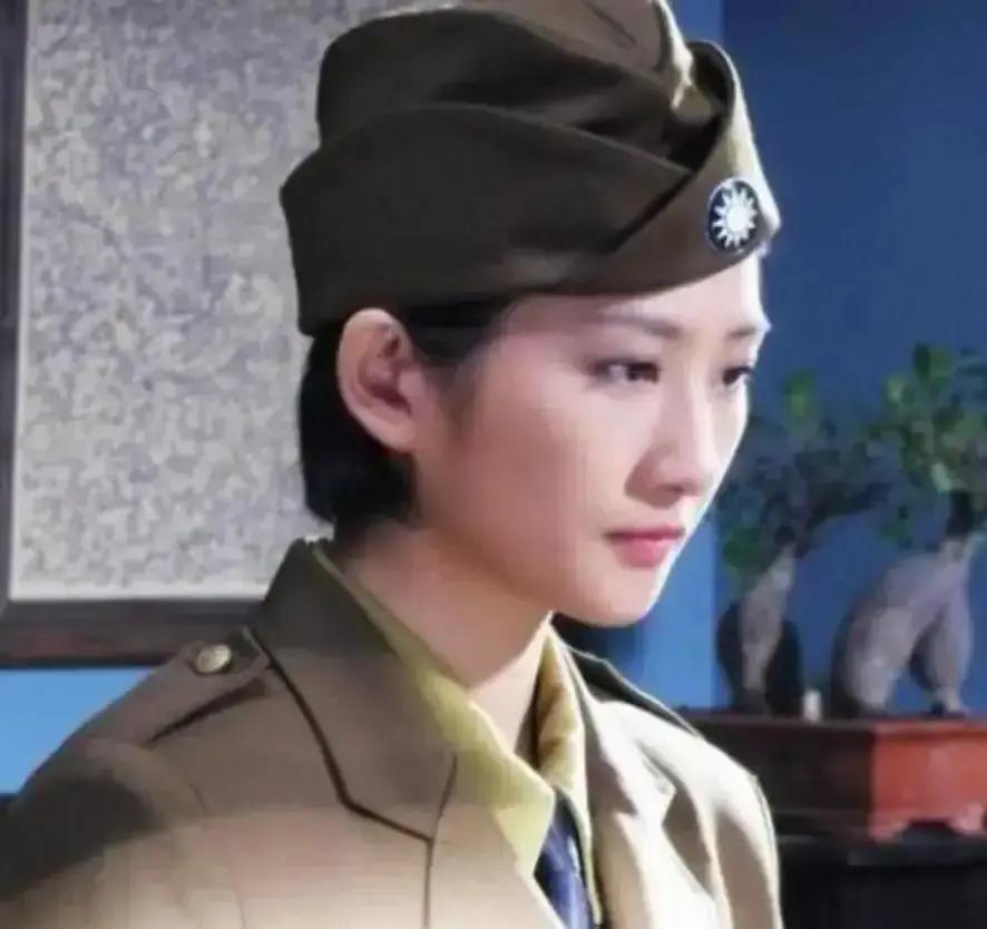 1938年，41岁戴笠借口加班，把秘书余淑恒，带到了卧房，戴笠递给她一杯咖啡：“