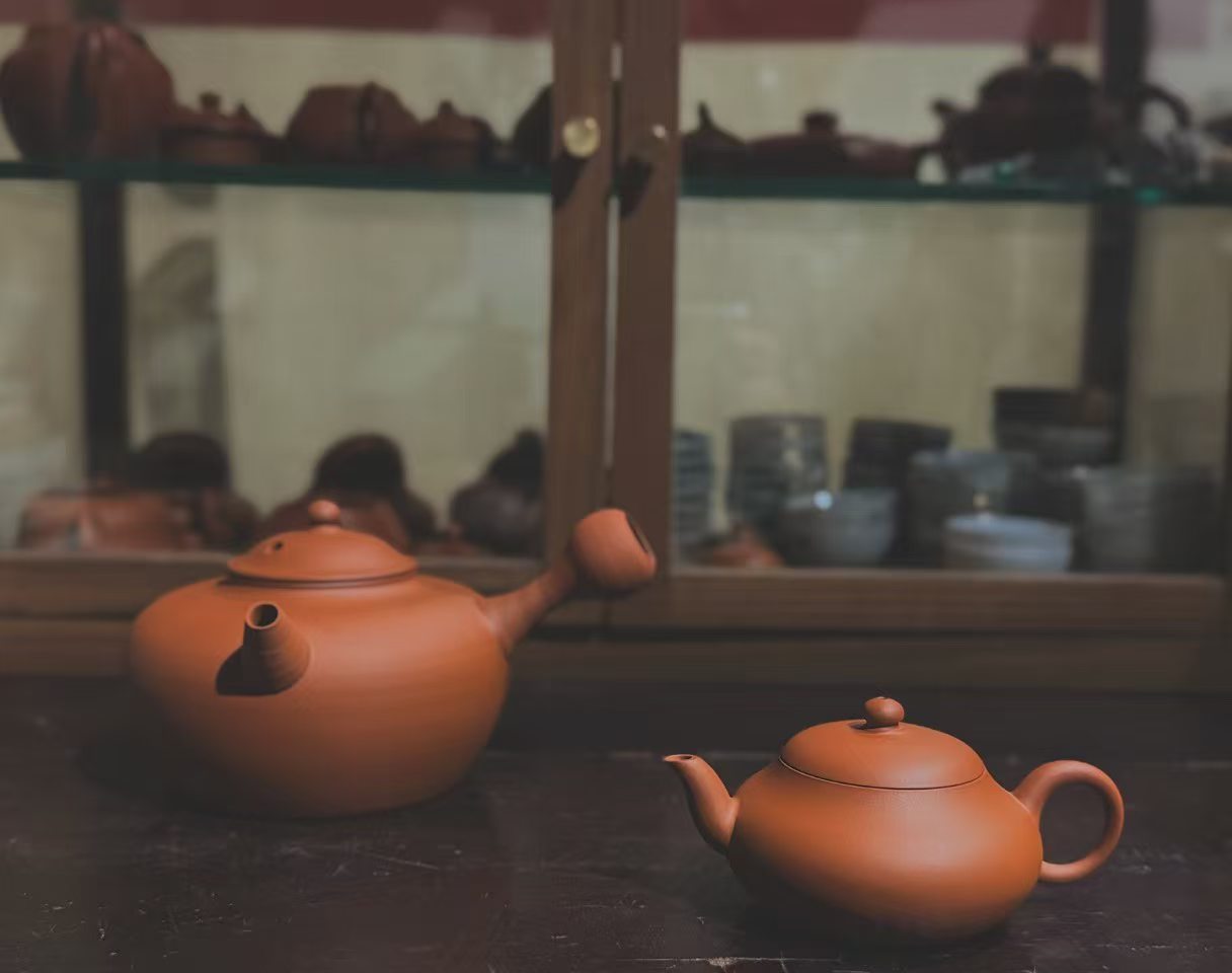 品茶赏器交友  生活太吵了，就像一锅沸水，咕嘟咕嘟，翻滚不停。车声、人声、消息声